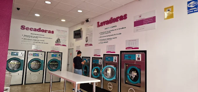 Interior de A Lavandeira con lavadoras y secadoras
